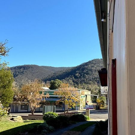 Colonial Bank Motel Omeo ภายนอก รูปภาพ
